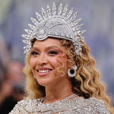 Beyoncé and Blue Ivy Are Twinning at the Met Gala In Matching Mermaid Waves