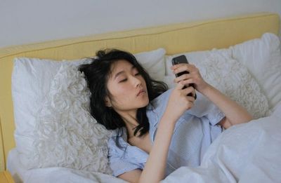 Doomscrolling’s Physical Toll: Why Constantly Consuming Bad News Hits Women Hardest