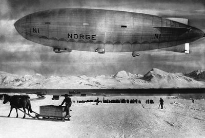 Roald Amundsen crosses the north pole in an airship – archive, 1926