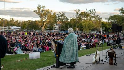 Crowds swathed in pink light candles for little girl