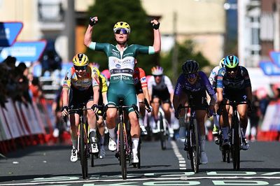 Vuelta Femenina: Lotte Kopecky wins hectic stage 4 sprint and uses bonus points to claim red leader's jersey