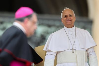 Bank employee hangs up on Pope as he tries to change address to Vatican