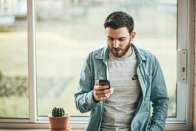 8 Items Guys Should Never Store in Their Phones