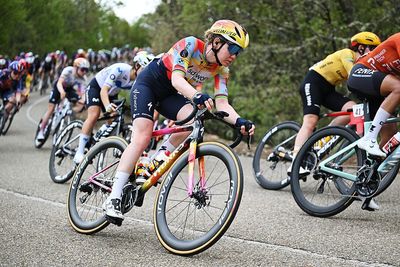 Anna van der Breggen 'unlucky' after pair of crashes take down several riders in wet Vuelta Femenina finale
