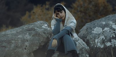 What is the ‘grey rock’ method for dealing with narcissists or difficult family members?