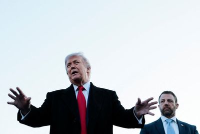 Trump makes unusual visit to Lincoln Memorial Reflecting Pool