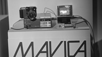 I'm a modern Sony photographer, but I'm fascinated by these 8 historic cameras from Sony, from twisting lenses to recording to floppy disks