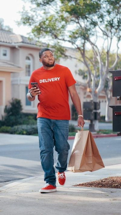 Why DoorDash is Quietly Taking Over the Digital Grocery Delivery Market This Year