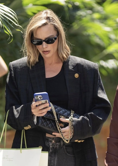 Margot Robbie's NYC Cool-Girl Formula: Celebrity Style Jeans, Jacket & Shoes for Streetwear Trends