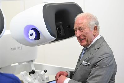 King meets chemo patients and tries out robot used in surgery during visit