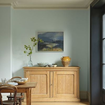 I asked 3 colour experts and they all recommend this paint trick to make a small room look bigger and more open – it’s so simple!