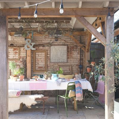 How to host outdoors when it’s raining – 5 ways to entertain guests, whatever the weather