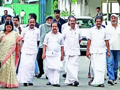 Congress workers remove flex boards across Kerala after appeal by CM contenders