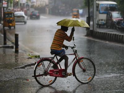 Delhi rain time today: Delhi, Noida, Gurugram and Ghaziabad to get showers as IMD sounds yellow alert. Here's what commuters need to know