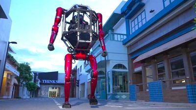 Chinese company unveils first real human-piloted bipedal mech, requests owners use it in ‘friendly and safe manner’