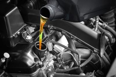 Mechanics Warn: The Cheap Oil-Change Habit That Ruins Your Engine — Stop Doing This