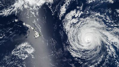 Shimmering silver 'sunglint' obscures Hawaii as hurricane approaches — Earth from space
