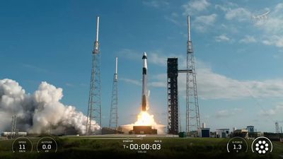 SpaceX launches 6,500 pounds of cargo to the International Space Station after delay (video)