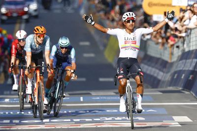 Giro d'Italia: Jhonatan Narváez sprints to stage 4 win as Giulio Ciccone grabs bonus seconds to seize pink jersey