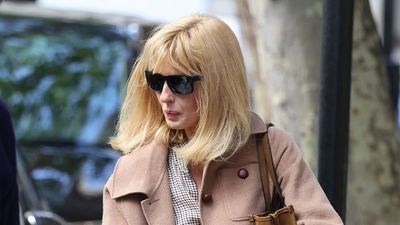 Not barrel, not wide, Kelly Reilly shows that straight-leg jeans are still the most versatile and flattering