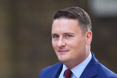 Streeting leaves No 10 after brief talks with Starmer as PM fights on