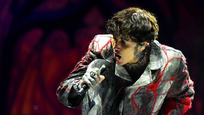 "Who the f** just threw a phone at my f***in' head?" Bring Me The Horizon's Oli Sykes suffers mild concussion after being stuck by object thrown from crowd