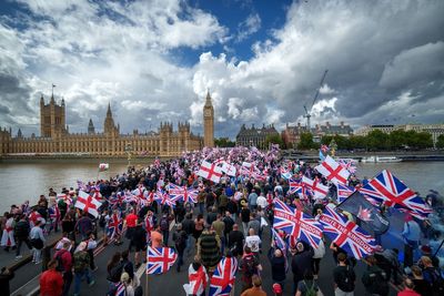 A ‘paedophile hunter’, anti-migrant influencers and a disgraced MP: Bizarre line-up at Tommy Robinson’s Unite the Kingdom march