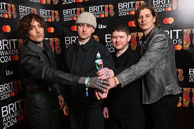 Rockstar suffers mild concussion after fan throws phone at him