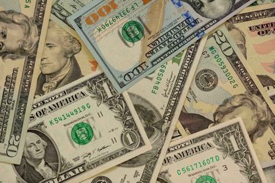 Dollar Climbs as Inflation Fears Push Bond Yields Higher