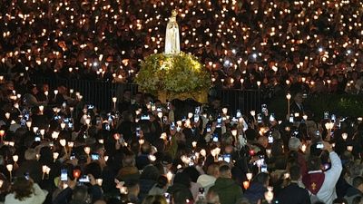 250,000 pilgrims gather at Fatima shrine in Portugal for annual candlelight Mass