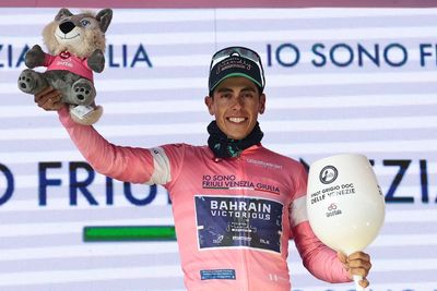 Who is leading the Giro d'Italia 2026? Afonso Eulálio still in charge after a tough stage 7