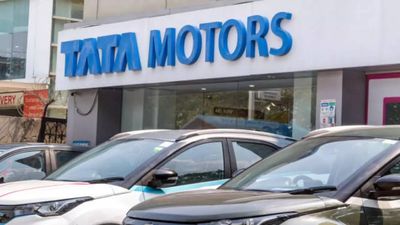 Tata Motors shares decline over 3% after Q4 results. What are Motilal Oswal and Nuvama saying?