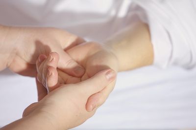 Why Nighttime Hand Numbness Happens and When to See a Doctor for Neuropathy and Carpal Issues