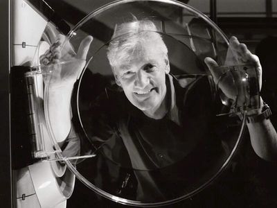 Why James Dyson kept building prototypes long after most people would quit? This reveals his billionaire invention rule