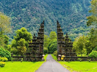 Bali warns tourists, influencers against unpaid work on visitor visas