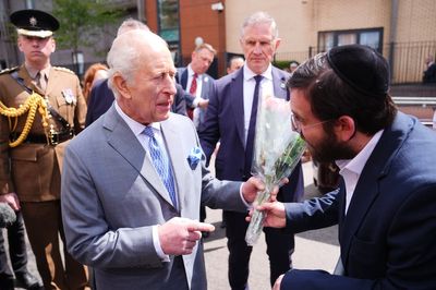 King visits Golders Green and meets Jewish stabbing victims
