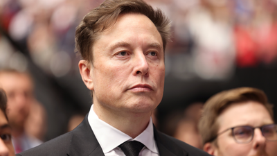 'Overstimulated' Elon Musk Puffs Out Cheeks in Viral Chinese State Dinner Photos