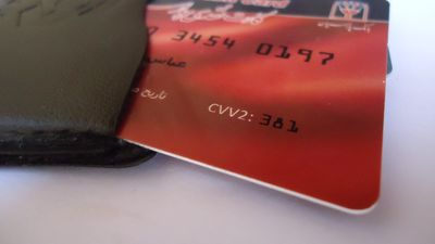 Woman uses her blocked ex’s card at a bar, films it, posts it, and then reveals one detail the people calling it a crime did not see coming