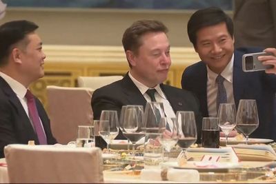 Elon Musk caught making strange faces while posing with Chinese leaders