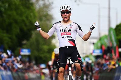 Tour de Hongrie: Benoît Cosnefroy stuns field with stage 2 victory using long-range sprint