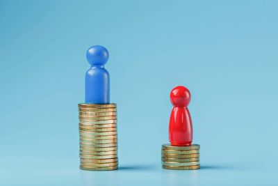 6 ways to navigate a friendship wage gap