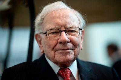 Anonymous bidder pays over $9 million for lunch with Warren Buffett and Steph Curry