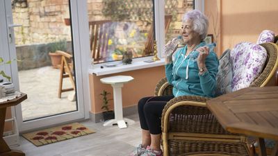 A physical therapist says a weak upper body is a telltale sign that you will age poorly—here’s how he recommends you fix it