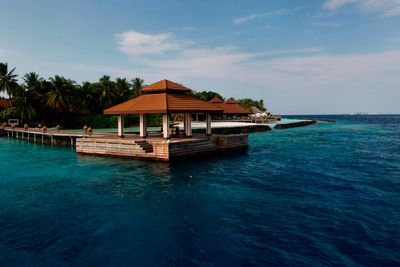 Authorities search waters in the Maldives for 4 Italians killed in a cave dive after 1 body found