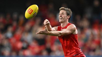 Suns hold off late Power surge for perfect Darwin 10