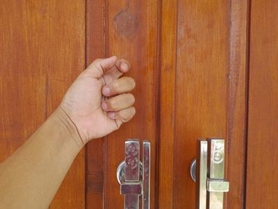 Police Warn: The New Door-Knocking Scam Targeting Men — Don’t Get Fooled