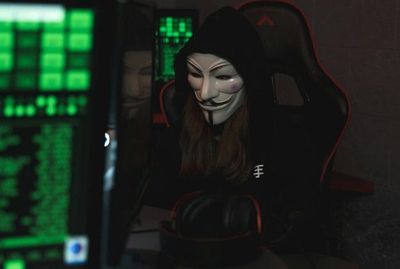 8 Habits That Quietly Make Women Targets for Scammers (and How to Break Them)