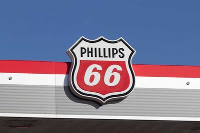 Are Wall Street Analysts Predicting Phillips 66 Stock Will Climb or Sink?