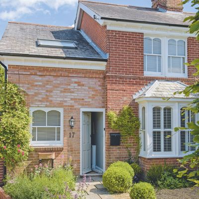 7 genius ways to use your front garden for more than just parking your car – garden experts share their top tricks to make your driveway both practical and pretty