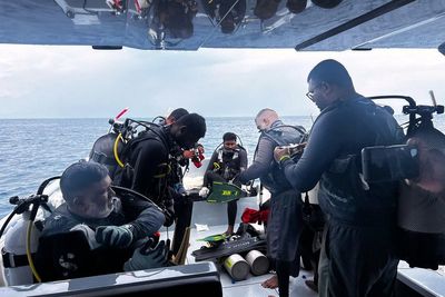 Search resumes for missing Italian divers in Maldives cave after one body recovered